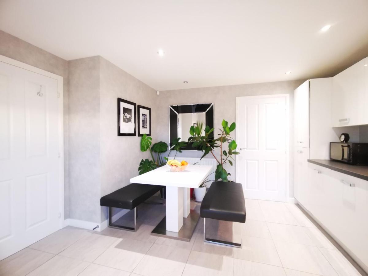 The Lawnswood - Central Manchester Holiday Home With Free Parking Екстериор снимка