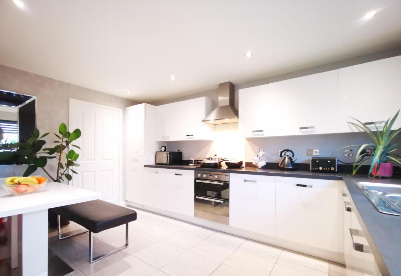 The Lawnswood - Central Manchester Holiday Home With Free Parking Екстериор снимка